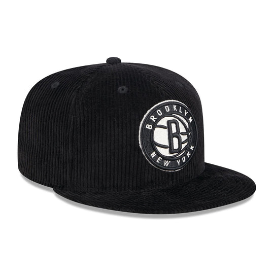 New Era Mens NBA Brooklyn Nets Letterman Pin 59Fifty Fitted Hat 60487166 Black, Grey Undervisor