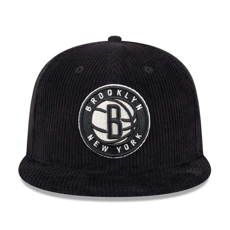 New Era Mens NBA Brooklyn Nets Letterman Pin 59Fifty Fitted Hat 60487166 Black, Grey Undervisor