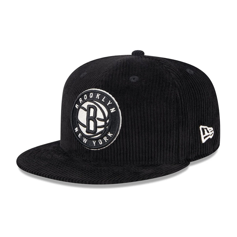 New Era Mens NBA Brooklyn Nets Letterman Pin 59Fifty Fitted Hat 60487166 Black, Grey Undervisor