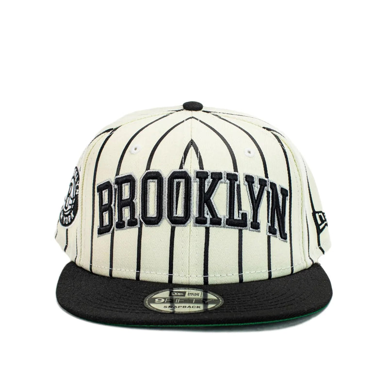New Era Mens NBA Brooklyn Nets City Arch 9Fifty Snapback Hat 60288347 Cream/Black Pinstripes, Green Undervisor